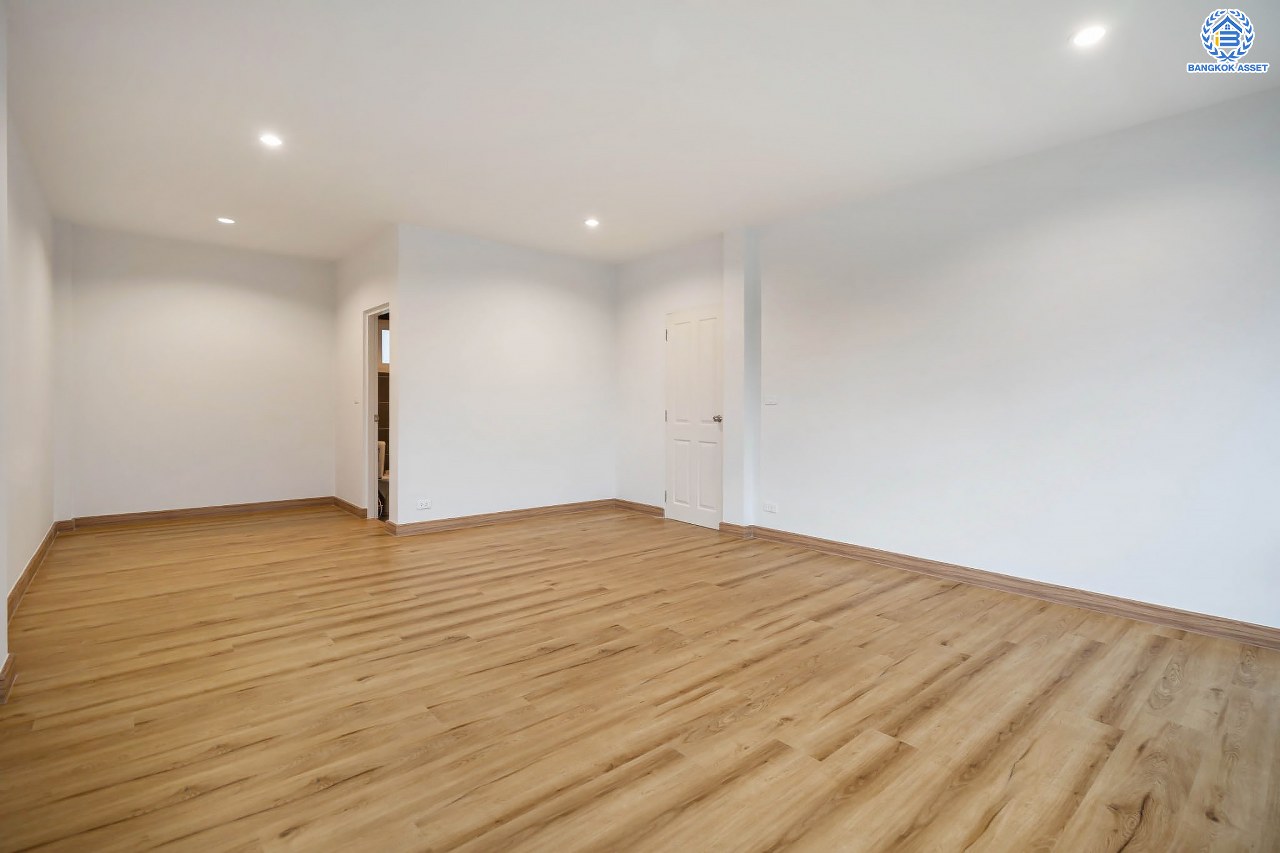 บ้านมือสองตกแต่งใหม่ โครงการ คาซ่าแกรนด์ รัตนาธิเบศร์-ราชพฤกษ์ หลังมุม บ้านเดี่ยวจากแบรนด์ Q.House เนื้อที่ 87.5 ตร.ว. ฟังก์ชัน 3 ห้องนอน 3 ห้องน้ำ จอดรถได้ถึง 4 คัน พร้อม Facilities ครบครัน บนทำเลเดินทางสะดวก ติดถนนราชพฤกษ์ ใกล้เซ็นทรัลเวสต์เกต และรถไฟฟ้าสายสีม่วง "สถานีบางรักใหญ่"